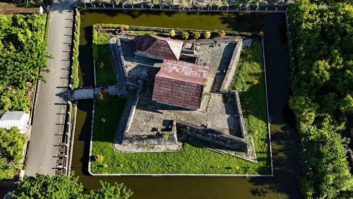 Benteng Barnaveld di pulau Bacan kurang terurus Kondisi Benteng Barnaveld di Desa Amasing Kota, Pulau Bacan, Kabupaten Halmahera Selatan, Maluku Utara, Senin (8/1/2024). Benteng Barnaveld yang dibangun Portugis pada abad ke-15 tersebut yang diharapkan menjadi salah satu destinasi wisata sejarah di pulau itu, tapi kondisinya saat ini kurang terurus sehingga jarang dikunjungi wisatawan. ANTARA FOTO/Andri Saputra/aww.