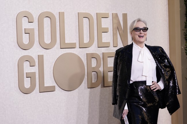 Meryl Streep menunjukkan sisi maskulinnya dengan gaun yang terinspirasi setelan. (Foto: Jordan Strauss/Invision/AP)
