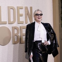 Meryl Streep menunjukkan sisi maskulinnya dengan gaun yang terinspirasi setelan. (Foto: Jordan Strauss/Invision/AP)