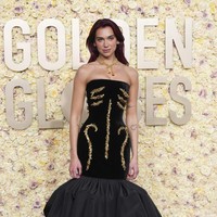 Dua Lipa memakai gaun Schiaparelli karya Daniel Roseberry. (Foto: Jordan Strauss/Invision/AP)