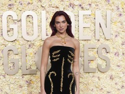 Viral Momen Dua Lipa Kesulitan Duduk Pakai Gaun Korset di Golden Globes 2024