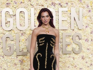 Viral Momen Dua Lipa Kesulitan Duduk Pakai Gaun Korset di Golden Globes 2024