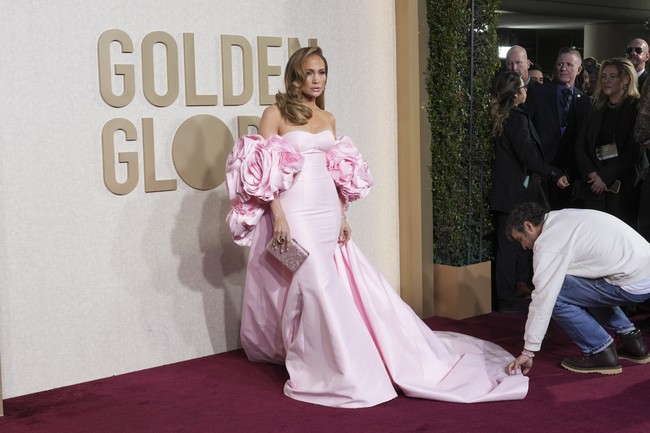 Jennifer Lopez memakai gaun pink Nicole + Felicia Couture. (Foto: Jordan Strauss/Invision/AP)