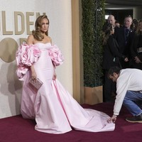 Jennifer Lopez memakai gaun pink Nicole + Felicia Couture. (Foto: Jordan Strauss/Invision/AP)