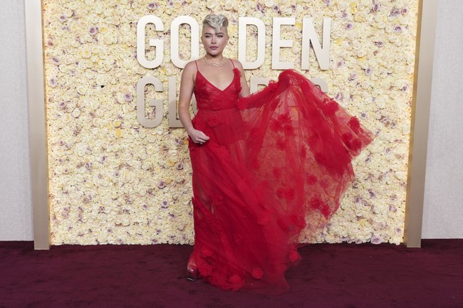 Merah menjadi salah satu tren yang mendominasi karpet merah Golden Globe Awards 2024. Menyusul Selena, ada Florence Pugh dengan gaun merah Valentino. (Foto: Jordan Strauss/Invision/AP)