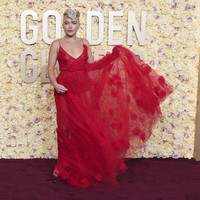 Merah menjadi salah satu tren yang mendominasi karpet merah Golden Globe Awards 2024. Menyusul Selena, ada Florence Pugh dengan gaun merah Valentino. (Foto: Jordan Strauss/Invision/AP)