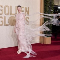 Juga bergaun pink, aktris Hunter Schafer. Rancangan Prada menjadi pilihannya. (Foto: Amy Sussman/Getty Images)