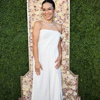 Ali Wong memakai gaun putih strapless Christian Dior Haute Couture. (Foto: Amy Sussman/Getty Images)