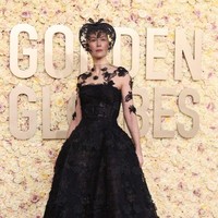 Kreasi Dior turut menemani gaya Rosamund Pike. (Foto: Amy Sussman/Getty Images)