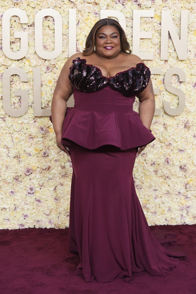 Aktris DaVine Joy Randolph memakai gaun merah marun Rodarte. (Foto: Jordan Strauss/Invision/AP)