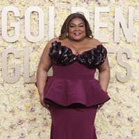 Aktris DaVine Joy Randolph memakai gaun merah marun Rodarte. (Foto: Jordan Strauss/Invision/AP)