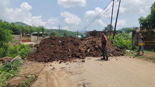 Blokade jalan lintas Tente-Karumbu tepatnya di perbatasan Desa Renda dan Cenggu Kecamatan Belo Kabupaten Bima, NTB, Senin sore (8/1/2024). (istimewa)