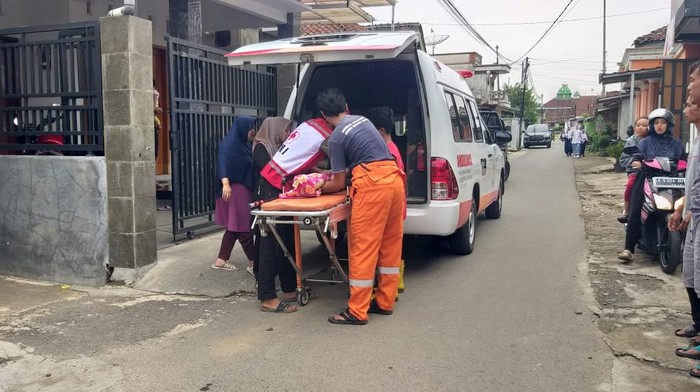Proses evakuasi korban bocah tewas tercebur sumur di Banjarnegara, Senin (8/1/2024).