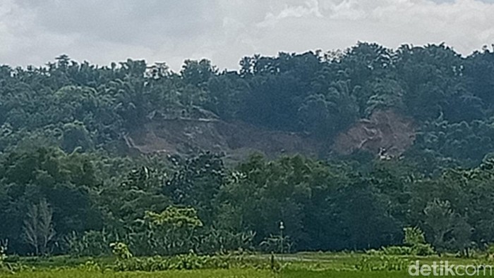 Bukit yang ditambang Uruk Tol di Kecamatan Wedi, Klaten.