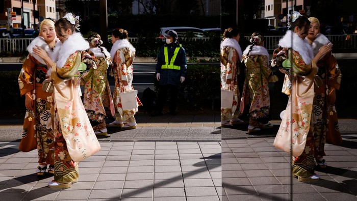 Cantiknya Gadis-gadis Jepang Saat Rayakan Hari Kedewasaan Kimono-clad young women take selfies during their Coming of Age Day celebration ceremony in Yokohama, Japan, January 8, 2024. REUTERS/Androniki Christodoulou