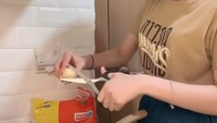 Momen masak Catheez juga sempat dibagikan oleh sang streamer game. Saat itu ia tampak membuat telur ceplok. Foto: Instagram/YouTube