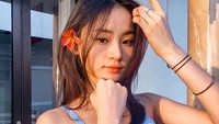 Catheez dikenal sebagai streamer game cantik yang namanya kembali menjadi sorotan, karena adegan pelukan yang dilakukan oleh Jarwo Kwat. Netizen mengganggap adegan tersebut berlebihan. Foto: Instagram/YouTube