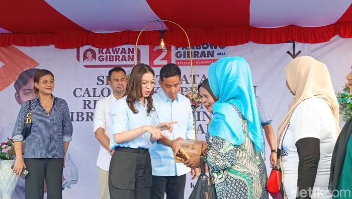Cawapres nomor urut 02 Gibran Rakabuming mengunjungi Desa Liang, Salahutu, Maluku. Ditemani istri, Gibran membagikan susu dan makan siang ke warga. (Firda CA/detikcom)
