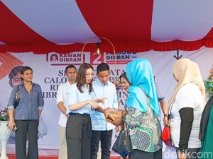 Ditemani Selvi, Gibran Bagikan Makan dan Susu di Desa Liang Ambon