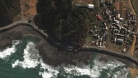 Sebuah jalan di bibir pantai kawasan Wajima juga tertutup imbas longsor.