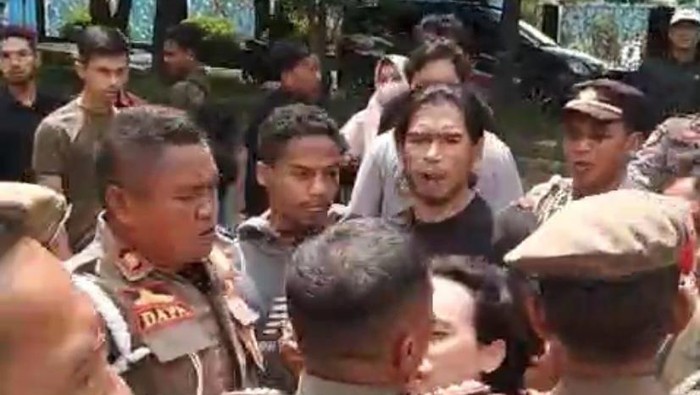 Demo calon Pegawai Non-ASN RS Jantung Kendari, Sultra berakhir ricuh.