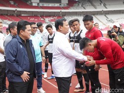 Prabowo menyapa squad timnas Indonesia U-20 di Stadion Utama Gelora Bung Karno (SUGBK), Jakarta, Senin (8/1/2024). Kapasitas Prabowo sebagai pendiri Garuda Yaksa Football Academy yang bekerja sama dengan Aspire Academy di lokasi yang sama.
