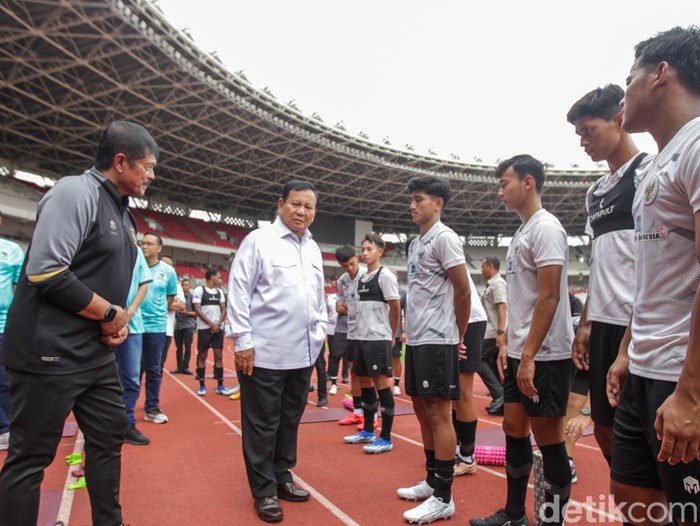 Pendiri Garuda Yaksa Football Academy Prabowo Subianto menyapa squad timnas Indonesia U-20. Timnas U-20 saat ini sedang menjalani pemusatan latihan di GBK, Jakarta, Senin (8/1/2024).