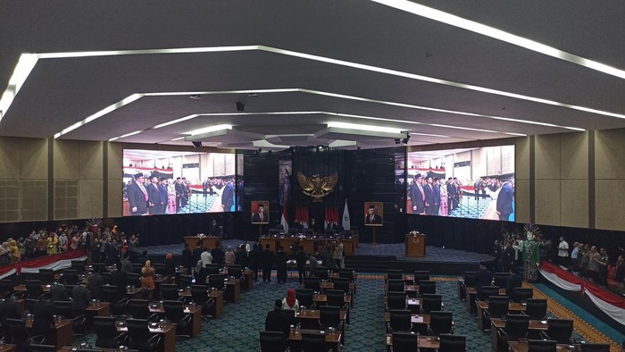 DPRD DKI Jakarta melantik enam anggota Pergantian Antar Waktu (PAW) sisa masa jabatan periode 2019-2024, Senin (8/1/2023).