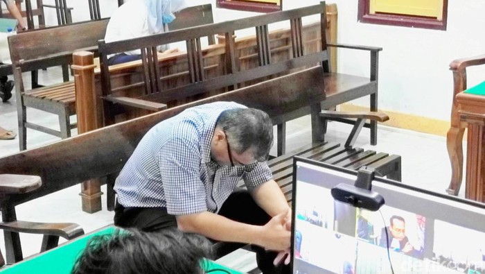 Eks kepala SMK Pencawan Medan, Restu Utama Pencawan tertunduk lesu mendengar vonis 6,5 penjara dalam kasus korupsi dana BOS. (Farid Achyadi Siregar/detiKSumut)