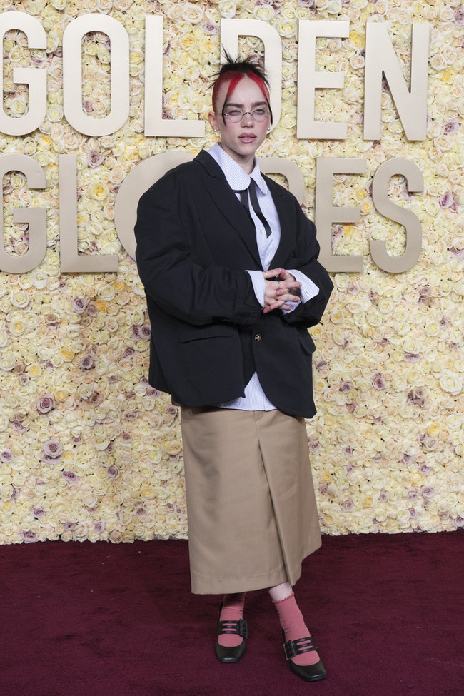 Billie Eilish dikenal suka bereksperimen dengan gaya dan tak pernah tampil ‘biasa’. Seperti yang dia tampilkan di red carpet Golden Globes kali ini. Namun setelan oversized dari Willy Chavarria ini membuat tubuhnya tampak ‘tenggelam’ dalam busananya sendiri. Ditambah kaus kaki merah dan sepatu mary jane, sebuah perpaduan yang kurang apik. Foto: Dok. AP