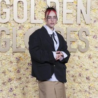 Billie Eilish dikenal suka bereksperimen dengan gaya dan tak pernah tampil ‘biasa’. Seperti yang dia tampilkan di red carpet Golden Globes kali ini. Namun setelan oversized dari Willy Chavarria ini membuat tubuhnya tampak ‘tenggelam’ dalam busananya sendiri. Ditambah kaus kaki merah dan sepatu mary jane, sebuah perpaduan yang kurang apik. Foto: Dok. AP
