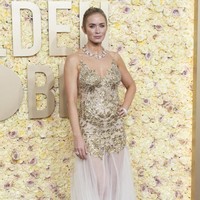 Gaun tipis Emily Blunt ditutupi hiasan emas yang sedikit berlebihan. Busana bernuansa champagne itu datang dari koleksi Alexander McQueen. Foto: Dok. AP