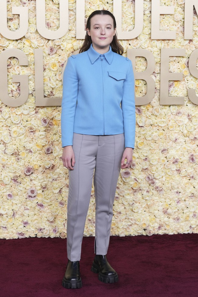 Bella Ramsey mungkin ingin menampilkan identitas gendernya yang ‘netral’ dengan mengenakan setelan jaket biru dan celana panjang keluaran Prada. Selain kurang sesuai untuk acara formal, kombinasi warna biru dan abu-abu bukanlah perpaduan yang harmonis dan cenderung monoton. Foto: Dok. AP