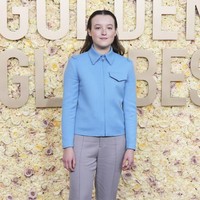 Bella Ramsey mungkin ingin menampilkan identitas gendernya yang ‘netral’ dengan mengenakan setelan jaket biru dan celana panjang keluaran Prada. Selain kurang sesuai untuk acara formal, kombinasi warna biru dan abu-abu bukanlah perpaduan yang harmonis dan cenderung monoton. Foto: Dok. AP