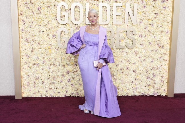 Helen Mirren kerap menjadi ‘red carpet darling’ dengan pilihan busana yang on point. Tapi tidak dengan penampilannya di Golden Globes 2024. Aktris kawakan ini memadukan gaun panjang warna lavender dan jubah oversized berwarna senada, yang terlihat berlebihan. Foto: Dok. AP