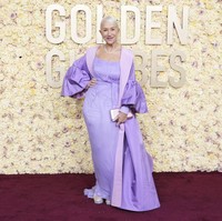 Helen Mirren kerap menjadi ‘red carpet darling’ dengan pilihan busana yang on point. Tapi tidak dengan penampilannya di Golden Globes 2024. Aktris kawakan ini memadukan gaun panjang warna lavender dan jubah oversized berwarna senada, yang terlihat berlebihan. Foto: Dok. AP