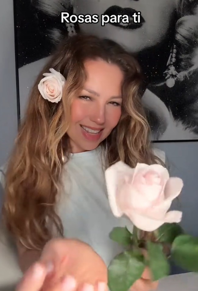 Setelah 25 tahun telenovela Rosalinda berlalu, sosok Thalia masih begitu lekat dengan karakter si ‘gadis bunga’ tersebut. Baru-baru ini, aktris asal Meksiko itu meniru kembali gaya Rosalinda. Foto: dok. TikTok/Thalia