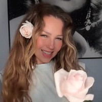 Setelah 25 tahun telenovela Rosalinda berlalu, sosok Thalia masih begitu lekat dengan karakter si ‘gadis bunga’ tersebut. Baru-baru ini, aktris asal Meksiko itu meniru kembali gaya Rosalinda. Foto: dok. TikTok/Thalia