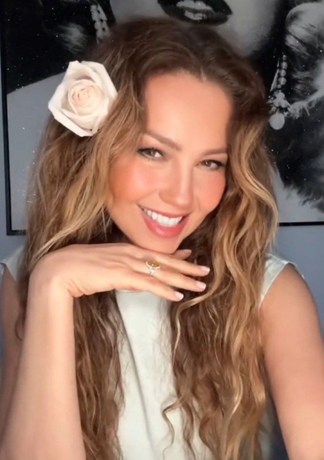 Dengan backsound lagu Rosalinda, netizen dibuat nostalgia dengan penampilan Thalia di masa-masa keemasan telenovela akhir ’90-an dan awal 2000-an itu. Foto: dok. TikTok/Thalia