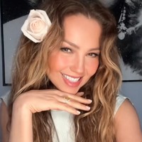 Dengan backsound lagu Rosalinda, netizen dibuat nostalgia dengan penampilan Thalia di masa-masa keemasan telenovela akhir ’90-an dan awal 2000-an itu. Foto: dok. TikTok/Thalia