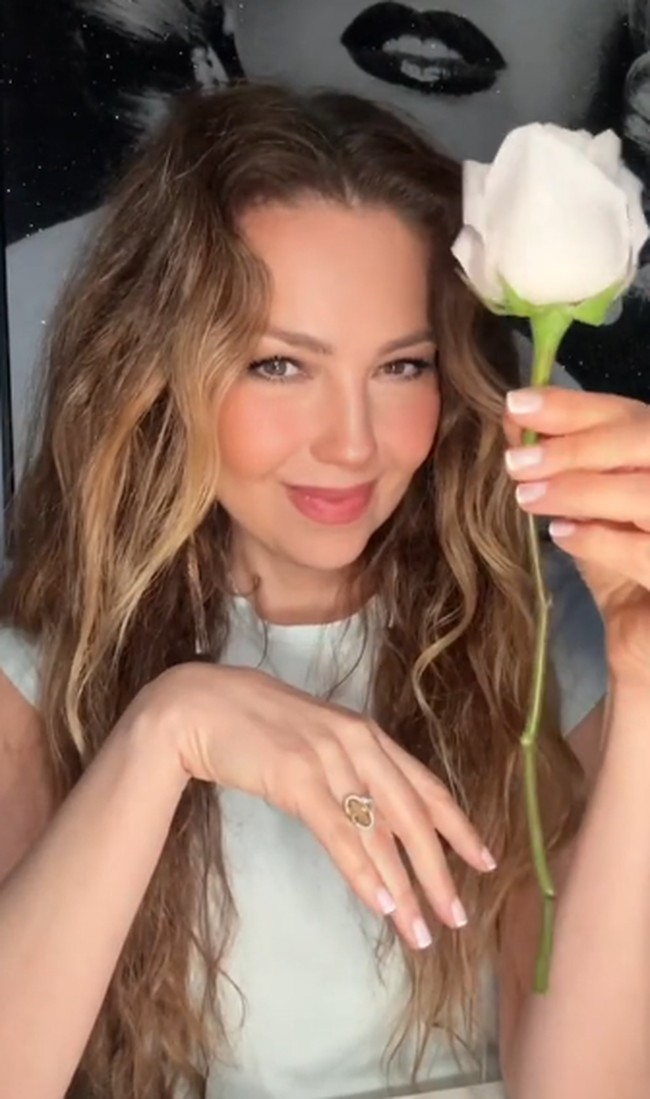 nonton rosalinda di usia kecil dan ketika aku berusia 34 tahun. dia masih seperti dulu,” tulis netizen. mba Rosalinda dulu aku nonton kmu waktu masih SD dan sekarang aku semakin tua, knpa kamu semakin muda,” komentar warganet lainnya. Foto: dok. TikTok/Thalia