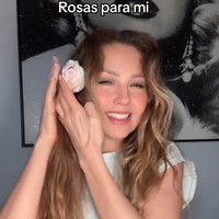 “Ya ampun dia menolak tua resepnya apa mba Rosalinda,” puji netizen. Tante pake formalin kah? awet benerr dah muda terus gk tua2,” canda netizen lainnya. Foto: dok. TikTok/Thalia