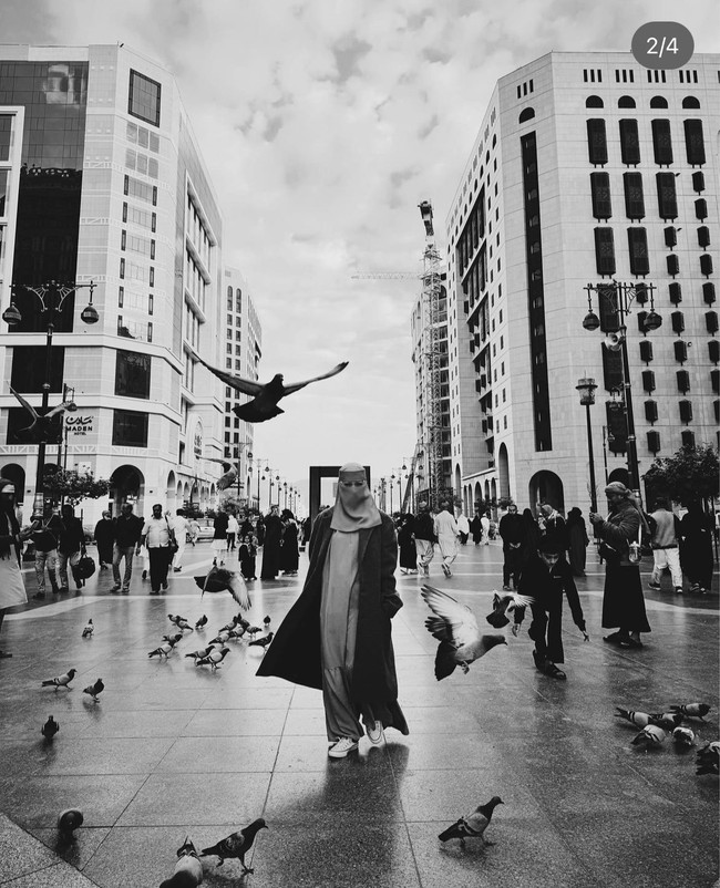 Selama umrah, BCL mendapatkan banjir pujian dari warganet karena tampil berhijab. Pelantun Cinta Pertama (Sunny) ini juga terlihat anggun saat bercadar. Foto: Dok. Instagram @itsmebcl.