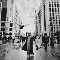 Selama umrah, BCL mendapatkan banjir pujian dari warganet karena tampil berhijab. Pelantun Cinta Pertama (Sunny) ini juga terlihat anggun saat bercadar. Foto: Dok. Instagram @itsmebcl.