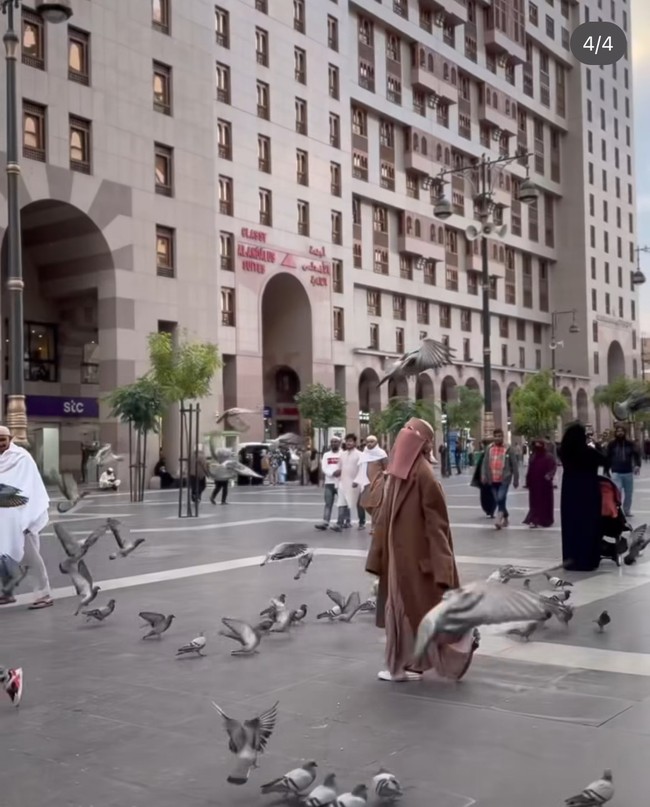 Ketika berada di Madinah, BCL atau yang biasa dipanggil Unge ini mengunggah momen ketika berjalan sambil berlari di tengah kumpulan burung merpati. Foto: Dok. Instagram @itsmebcl.