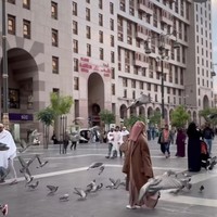 Ketika berada di Madinah, BCL atau yang biasa dipanggil Unge ini mengunggah momen ketika berjalan sambil berlari di tengah kumpulan burung merpati. Foto: Dok. Instagram @itsmebcl.