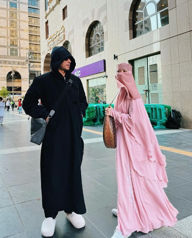 Penyanyi dan aktris Bunga Citra Lestari atau akrab disapa BCL menjalankan ibadah umrah bersama suami, Tiko Aryawardhana, anaknya, Noah Sinclair, dan ibunya, Emmy Syarif. Sejak berangkat ke Tanah Suci, BCL mengenakan gaya hijab syari.  Foto: Dok. Instagram @itsmebcl.