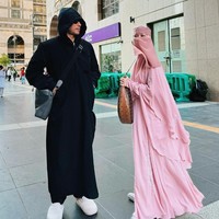 Penyanyi dan aktris Bunga Citra Lestari atau akrab disapa BCL menjalankan ibadah umrah bersama suami, Tiko Aryawardhana, anaknya, Noah Sinclair, dan ibunya, Emmy Syarif. Sejak berangkat ke Tanah Suci, BCL mengenakan gaya hijab syari.  Foto: Dok. Instagram @itsmebcl.
