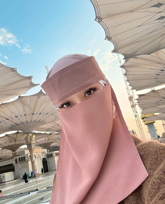 Rata-rata netizen mendoakan BCL agar tetap berhijab ketika pulang dari Tanah Suci seusai umrah. Semoga BCL sepulang umroh bisa Istiqomah memakai hijab. Aamiin kan😍, tulis akun @lathifah_boutique_. Semoga Unge nyaman dng baju yang dipakai😍, ujar akun @puji.mustika06.Semoga istiqomah kak hijabnya, insyaAllah keberkahan dunia makin bertambah, dan menyusul keberkahan akhirat.. doa akun @eravha1512. Foto: Dok. Instagram @itsmebcl.