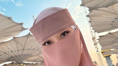 8 Foto Gaya Bunga Citra Lestari Pakai Cadar Saat Umrah Pertama Kali